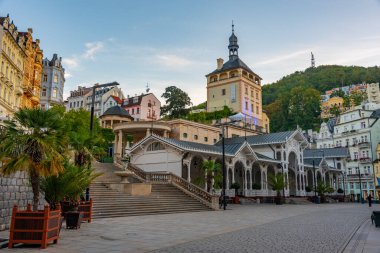 Çek Cumhuriyeti, Karlovy Vary 'deki kale kulesi ve pazar sütununun günbatımı manzarası.