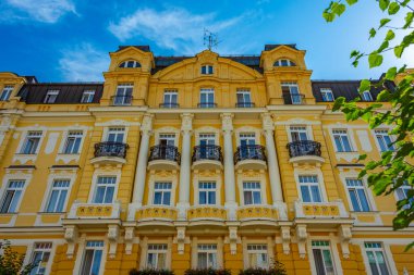 Çek Cumhuriyeti 'nin Frantiskovy Lazne ana caddesindeki renkli evler.