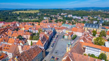 Çek Cumhuriyeti 'nin Cheb kentindeki pazar meydanının panorama manzarası.