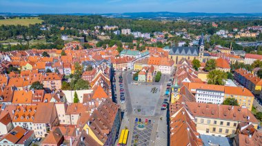 Çek Cumhuriyeti 'nin Cheb kentindeki pazar meydanının panorama manzarası.