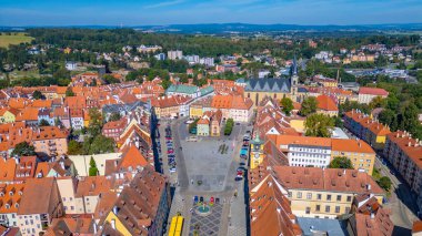 Çek Cumhuriyeti 'nin Cheb kentindeki pazar meydanının panorama manzarası.