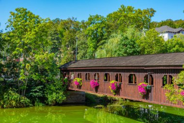 Çek Cumhuriyeti 'nin Cheb kentindeki Ohre nehri üzerindeki tahta köprü.