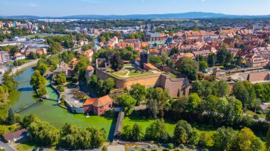 Cheb 'in Çek Cumhuriyeti' nde şatosu olan şehir manzarası.