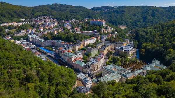 Çek Cumhuriyeti 'nde Karlovy Vary' nin hava görüntüsü.
