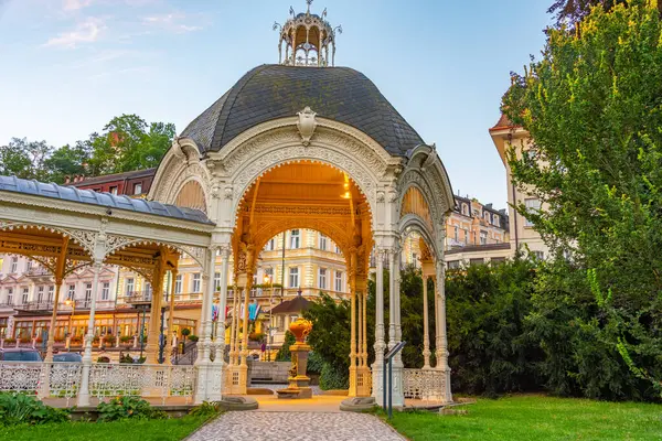 Çek Cumhuriyeti, Karlovy Vary 'de Park Colonnade' nin gündoğumu.