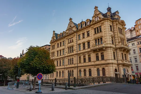 Çek Cumhuriyeti, Karlovy Vary gezinti alanındaki renkli evlerin gün doğumu manzarası.
