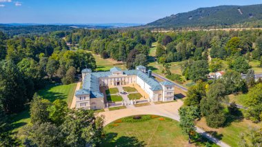 Çek Cumhuriyeti 'ndeki Kynzvart Sarayı' nda yaz günü.