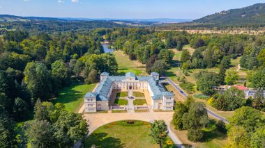 Çek Cumhuriyeti 'ndeki Kynzvart Sarayı' nda yaz günü.