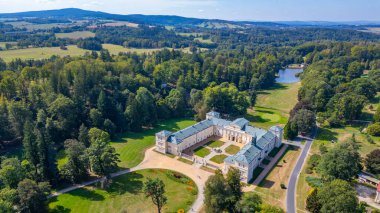 Çek Cumhuriyeti 'ndeki Kynzvart Sarayı' nda yaz günü.