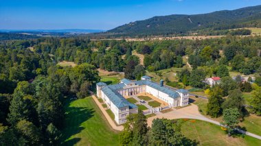 Çek Cumhuriyeti 'ndeki Kynzvart Sarayı' nda yaz günü.