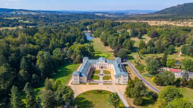 Çek Cumhuriyeti 'ndeki Kynzvart Sarayı' nda yaz günü.