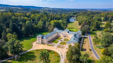 Çek Cumhuriyeti 'ndeki Kynzvart Sarayı' nda yaz günü.