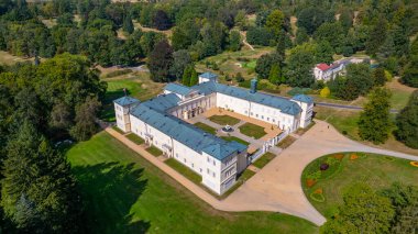 Çek Cumhuriyeti 'ndeki Kynzvart Sarayı' nda yaz günü.