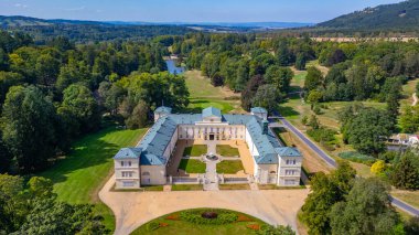 Çek Cumhuriyeti 'ndeki Kynzvart Sarayı' nda yaz günü.