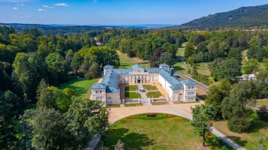 Çek Cumhuriyeti 'ndeki Kynzvart Sarayı' nda yaz günü.