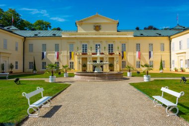 Çek Cumhuriyeti 'ndeki Kynzvart Sarayı' nda yaz günü.