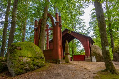 Çek Cumhuriyeti Kynzvart 'taki kutsal haç ormanı kilisesi.