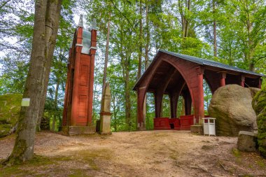 Çek Cumhuriyeti Kynzvart 'taki kutsal haç ormanı kilisesi.