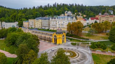 Maksim Gorkij sütunları Marianske Lazne, Çek Cumhuriyeti.