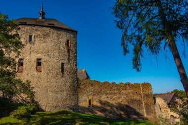 Çek Cumhuriyeti 'ndeki Tocnik şatosunun kalıntıları.