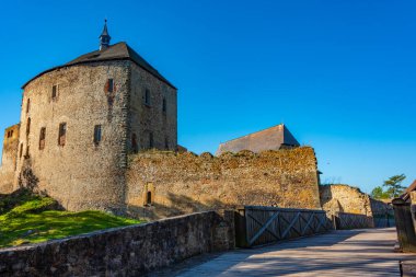 Çek Cumhuriyeti 'ndeki Tocnik şatosunun kalıntıları.
