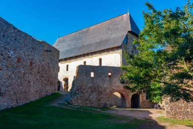 Çek Cumhuriyeti 'ndeki Tocnik şatosunun kalıntıları.