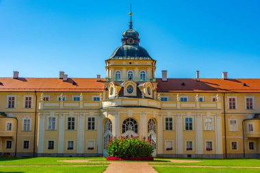 Çek Cumhuriyeti 'ndeki Horovice Kalesi' nde yaz günü.