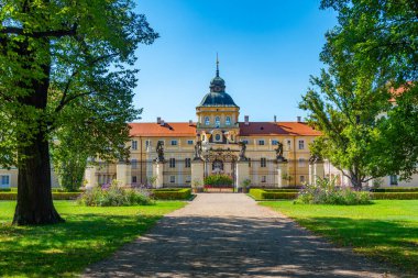 Çek Cumhuriyeti 'ndeki Horovice Kalesi' nde yaz günü.