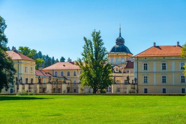 Çek Cumhuriyeti 'ndeki Horovice Kalesi' nde yaz günü.