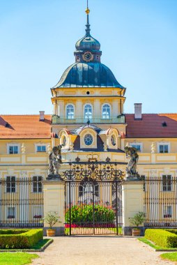 Çek Cumhuriyeti 'ndeki Horovice Kalesi' nde yaz günü.