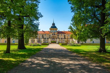 Çek Cumhuriyeti 'ndeki Horovice Kalesi' nde yaz günü.