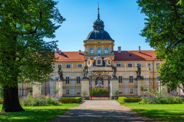 Çek Cumhuriyeti 'ndeki Horovice Kalesi' nde yaz günü.