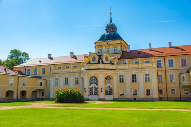 Çek Cumhuriyeti 'ndeki Horovice Kalesi' nde yaz günü.