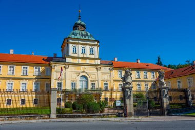 Çek Cumhuriyeti 'ndeki Horovice Kalesi' nde yaz günü.
