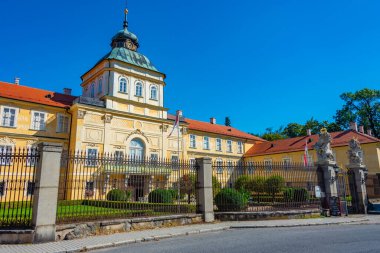 Çek Cumhuriyeti 'ndeki Horovice Kalesi' nde yaz günü.