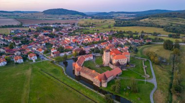 Çek Cumhuriyeti 'nde su kalesi Svihov' un günbatımı manzarası.