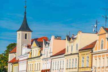 Çek Cumhuriyeti 'nin Domazlice merkezinde renkli evler. IMAGE