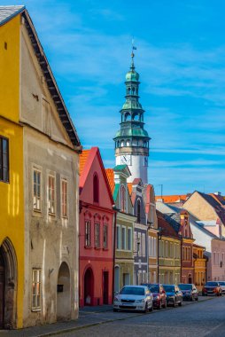 Çek Cumhuriyeti 'nin Domazlice merkezinde renkli evler. IMAGE