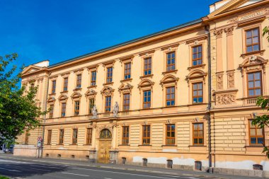 Çek Cumhuriyeti 'nin Domazlice merkezinde renkli evler. IMAGE