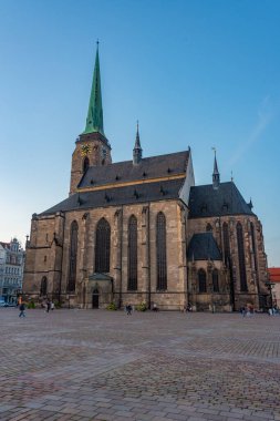 Çek Cumhuriyeti, Pilsen 'deki St. Bartholomew Katedrali' nin günbatımı manzarası.