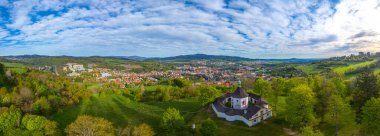 Kederli Meryem Ana ve Aziz Kilisesi. Cesky Krumlov, Çek Cumhuriyeti 'nde haçlar.