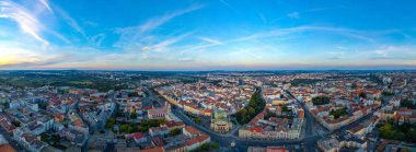 Çek Cumhuriyeti 'nin eski Pilsen kentinin günbatımı manzarası.