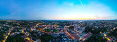 Çek Cumhuriyeti 'ndeki Litomysl kalesinin günbatımı manzarası.