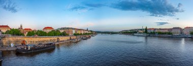 Vysehrad Prag, Çek Cumhuriyeti 'ndeki Vyton Köprüsü' nün arkasında.