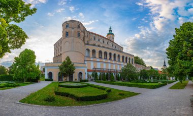 Çek Cumhuriyeti 'nin Mikulov kalesinin günbatımı görüntüsü.