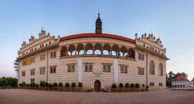 Çek Cumhuriyeti 'ndeki Litomysl şatosunun gün doğumu manzarası.