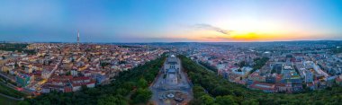 Çek Cumhuriyeti Prag 'daki Vitkov anıtının günbatımı manzarası. IMAGE