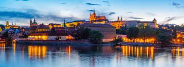 Prag şatosu ve Çek Cumhuriyeti Prag 'daki Vltava nehrinin günbatımı manzarası.