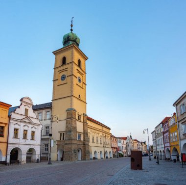 Litomysl, Çek Cumhuriyeti 'ndeki Smetanovo Namesti Meydanı' ndaki saat kulesi.