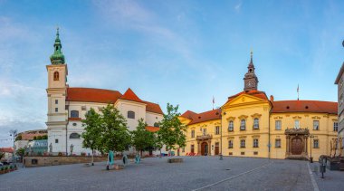 Çek Cumhuriyeti 'nin Brno kentindeki yeni belediye binasının günbatımı manzarası.